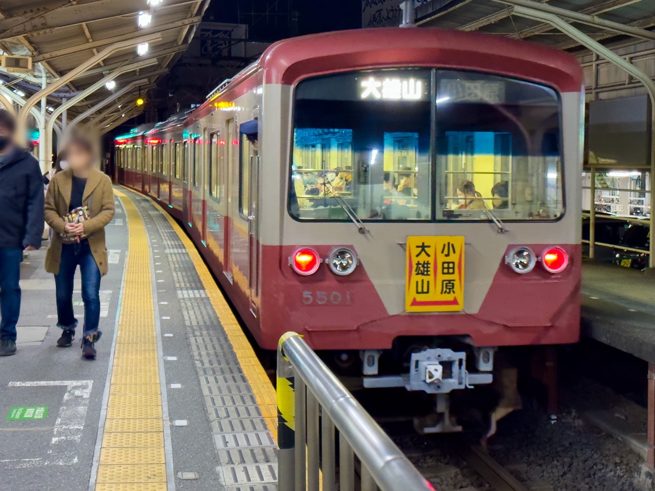 2022 10 29 19;24 小田原駅 伊豆箱根鉄道 大雄山線の旧塗装車両と特徴的な行き先表示